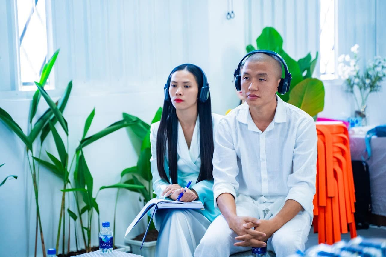 HLV Quân DC và học viên trong buổi thực hành tĩnh tâm